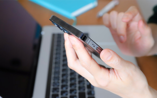 スマホからお問い合わせをするイメージ画像