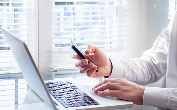 スマホでメールを受け取るイメージ画像